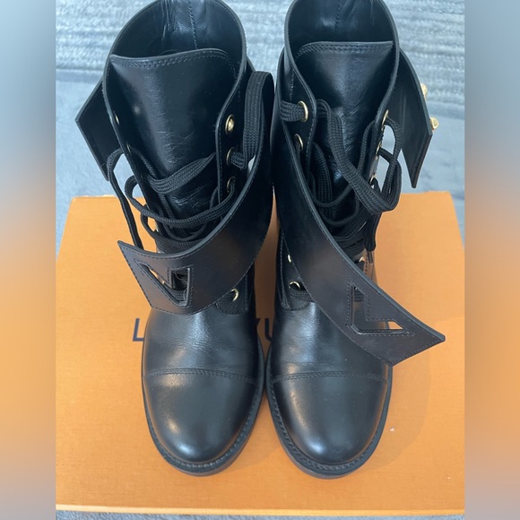 Louis Vuitton boots. Size 36. Black with gold hardware. - Picture 6 of 13